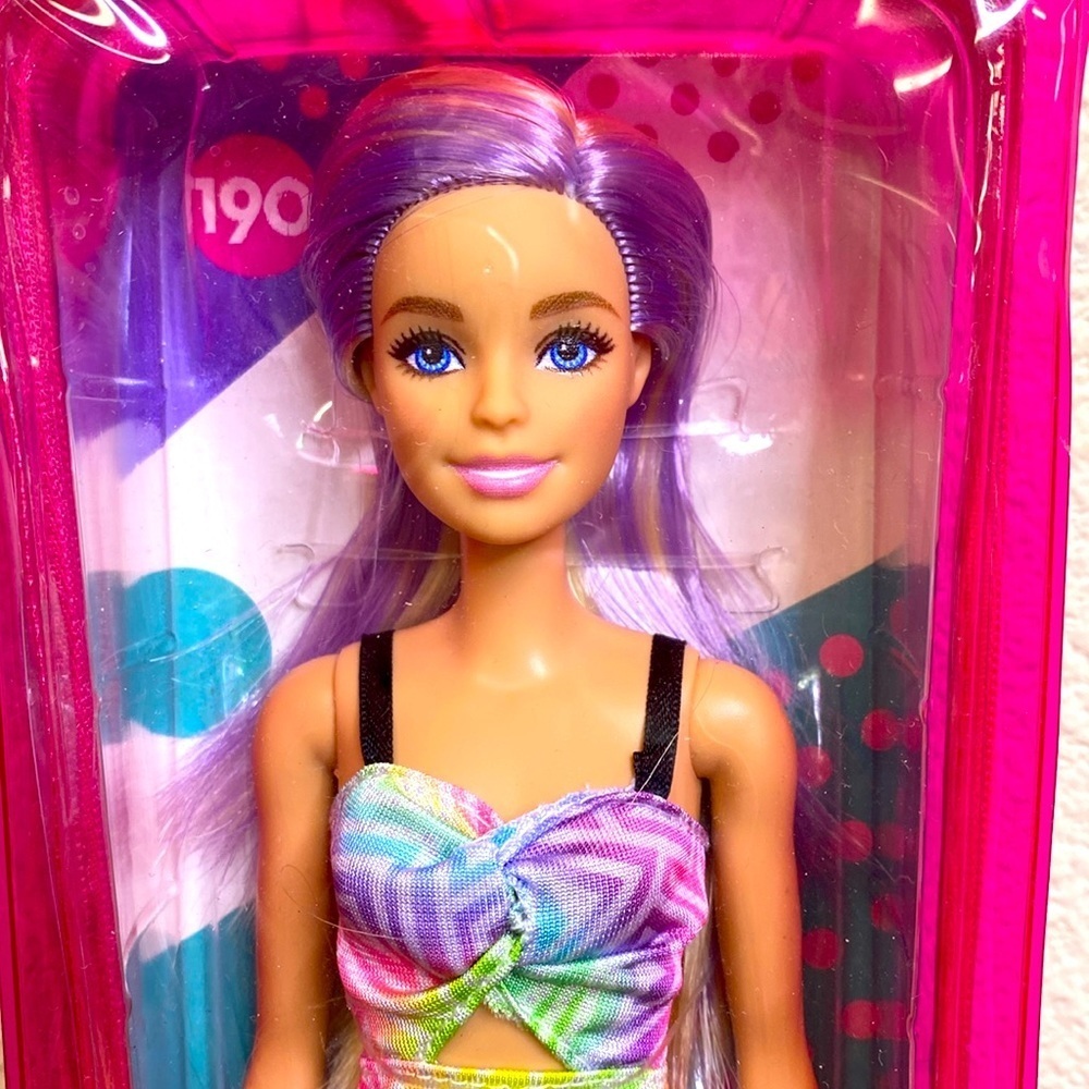 Mattel - Barbie FASHIONISTAS DOLL #190 (Blonde/Purple Hair, Romper Dress) HBV22